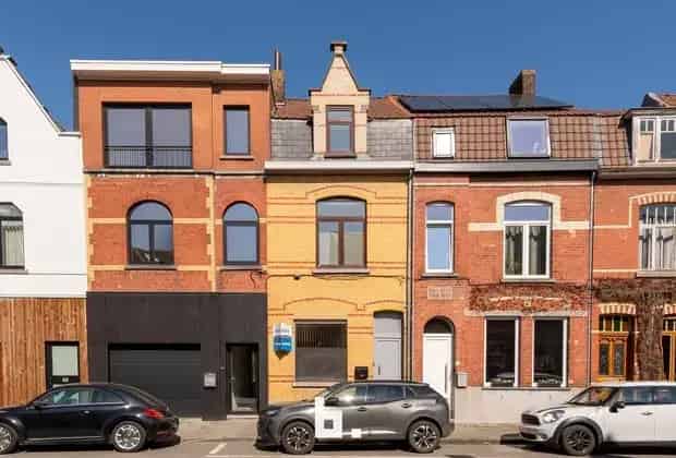 Instapklare halfopen woning  met 4 slpks, koer/ tuintje en ondergrondse autostaanplaats