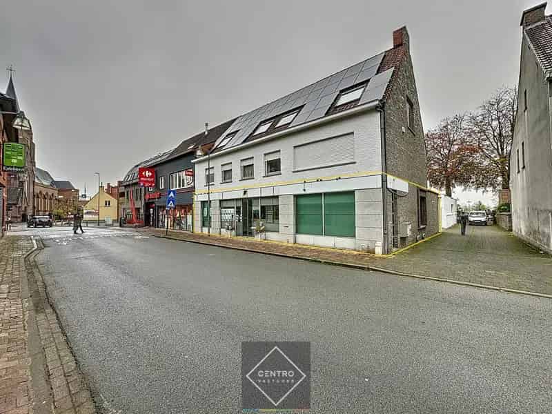 Instapklare KANTOORRUIMTE te huur met veel PASSAGE in het centrum van Ruddervoorde. Op 2,5km van autosnelweg E403 (Brugge-Kortrijk).
