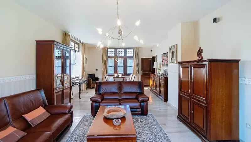 Villa van 267m² op 11 are
