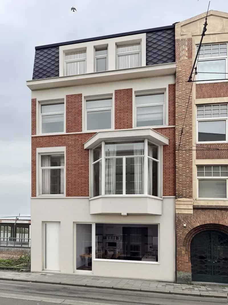 CASCO vernieuwbouwde handelsruimte 115m²  langs tramlijn 1