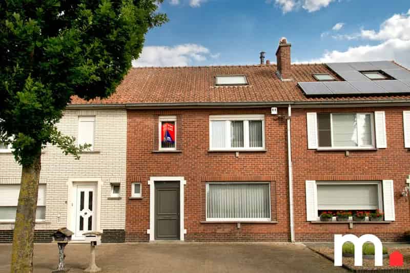 Rijwoning te koop met garage en 3 staanplaatsen