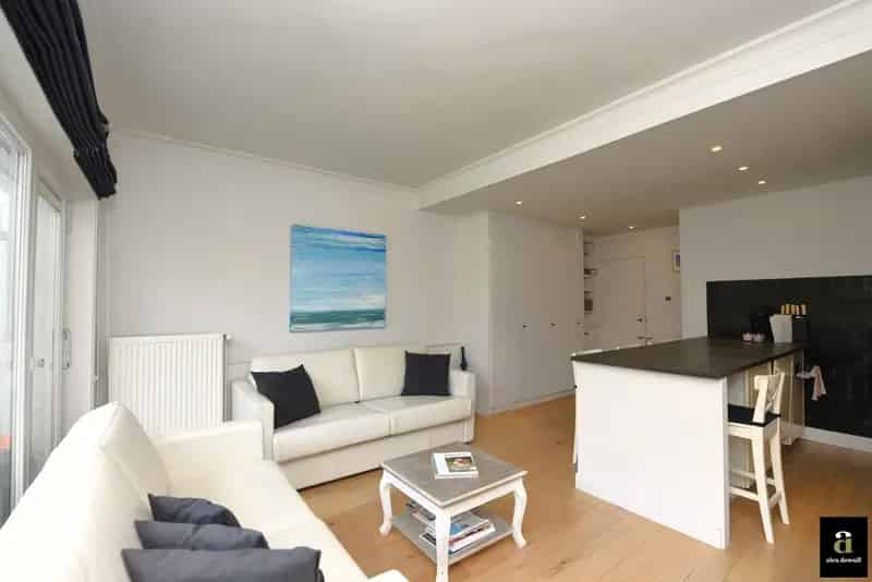 Moderne gemeubelde studio met terras vlakbij het strand