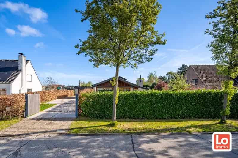 Ruime charmante open bebouwing met afzonderlijke garage en carport op een toplocatie in Lochristi.