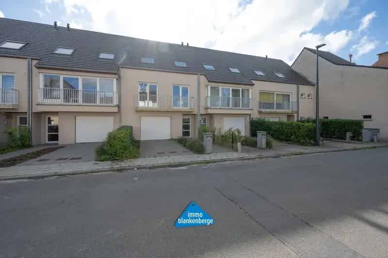 Bel-etage met een Lichtrijke Leefruimte, Grote Garage en een Zuidgerichte Tuin