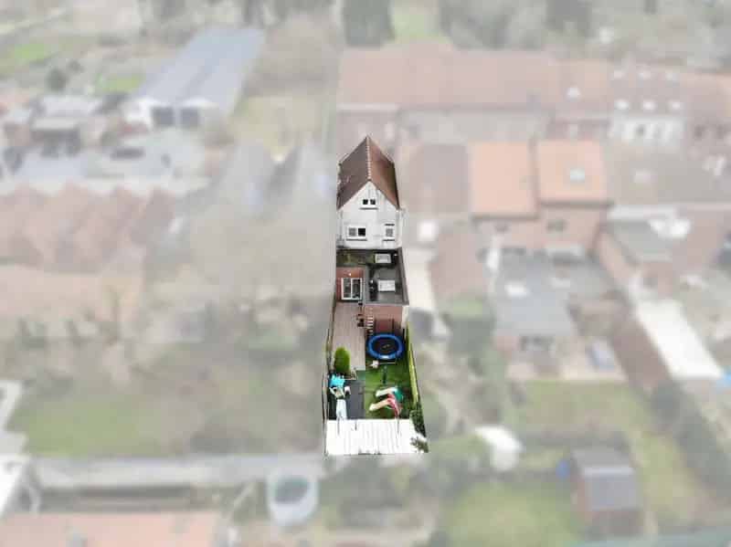 Op te frissen rijwoning met tuin, vernieuwde ramen en geïsoleerd dak.