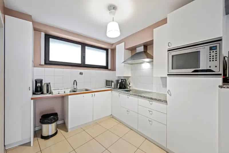 Roeselare : Instapklare hoek duplexappartement met 1 slaapkamer (kan opgesplitst worden )  met ruim terras nabij centrum + zolder