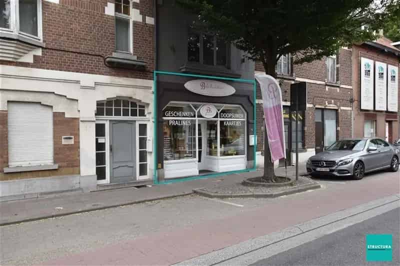 Handelsgelijkvloers met opslagruimte op droomligging te Asse centrum, nabij alle faciliteiten én station!