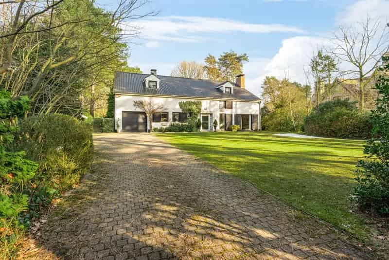 Villa op een perceel van 4.550m² in gegeerde wijk!