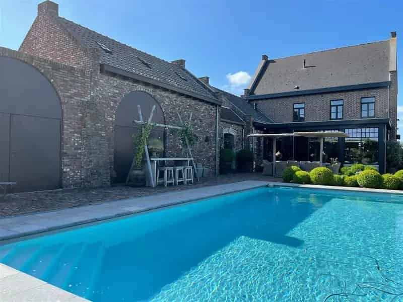 Landelijke villawoning met multifunctioneel aangrenzend gebouw
