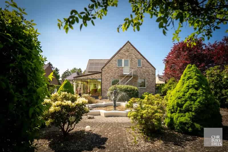 Zeer ruime woning met twee studio's op een perceel van 1950 m²!