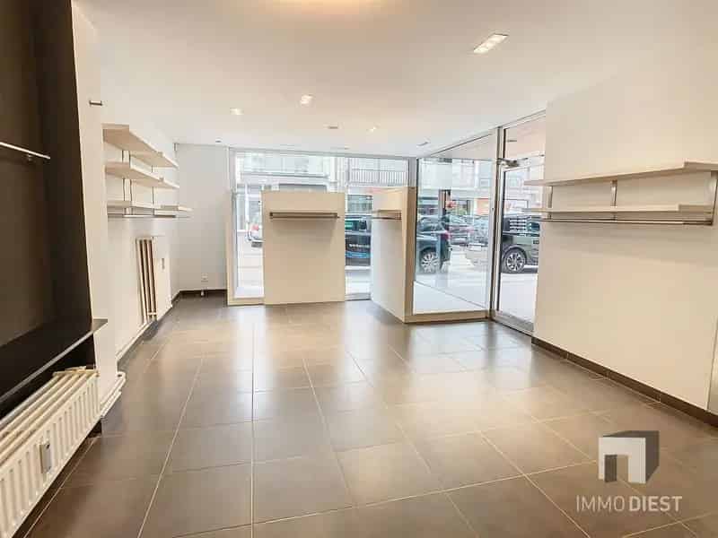 Handelsgelijkvloers met achterliggend appartement