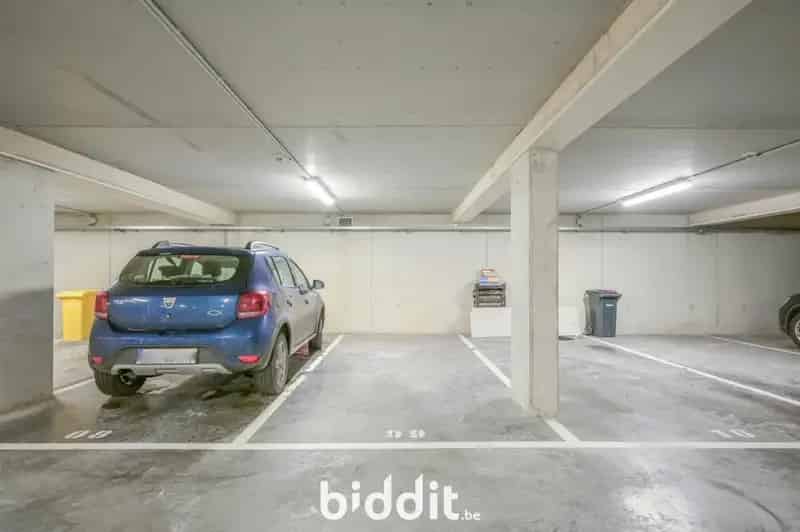 LOT 2 - MOOIE AUTOSTAANPLAATS