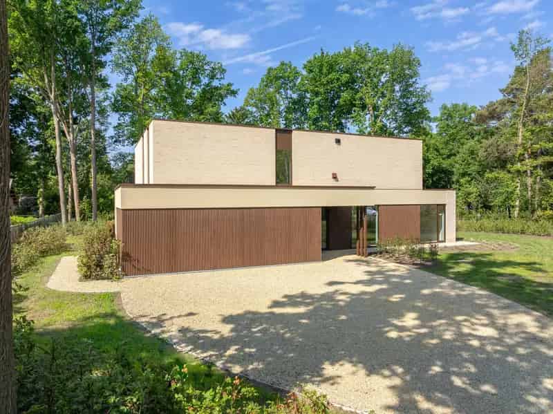 Luxe nieuwbouwwoning met zwembad op toplocatie Halle-Zoersel