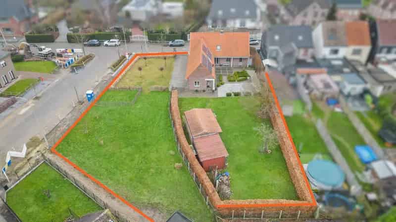 NIEUWERKERKEN - Instapklare woning met 2 stallen + bouwgrond