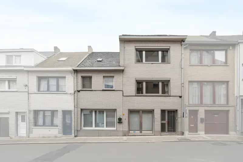 Ben je op zoek naar een interessante investeringskans? Dit pand in Aalst bestond vroeger uit twee woningen en loods, maar is destijds omgebouwd tot 1 groot handelshuis.

Indeling huisnummer 112 inclusief loods (rechts op de foto):

Gelijkvloers:

> Inkomh