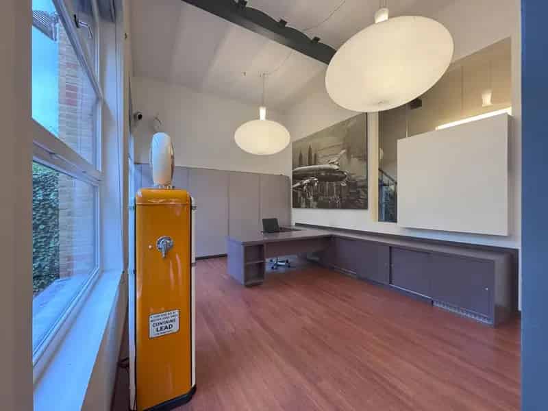 Karaktervol kantoorgebouw op strategische locatie.