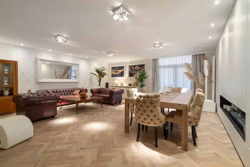 Ben je op zoek naar een uitzonderlijk duplex appartement met een aansluitende open bureauruimte, ingericht als een luxueus woonverblijf? Zoek niet verder! Dit appartement in Herzele heeft alles wat je zoekt. 

Indeling gelijkvloers appartement:
- Inkomhal