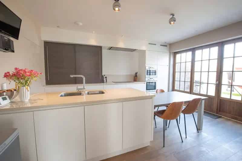 TE KOOP: Recent en zeer ruime energiezuinige nieuwbouwwoning met 4 slaapkamers te Ooigem (Wielsbeke). EPC A!