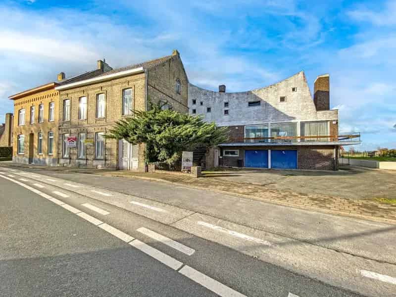 Karaktervol eigendom op ruim perceel te Alveringem.