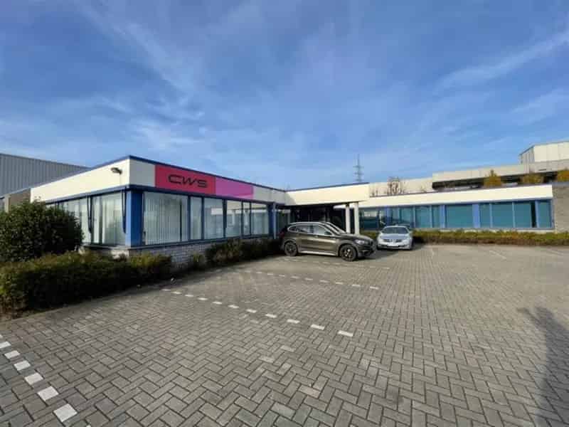 Functionele kantoren met ruime parkeergelegenheid