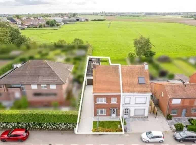 Goed onderhouden half open woning met 3 slpks, tuin en garage.