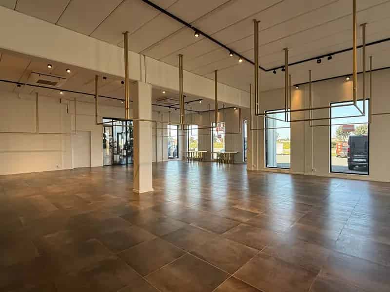 Instapklaar handelspand 428m² met 14 staanplaatsen