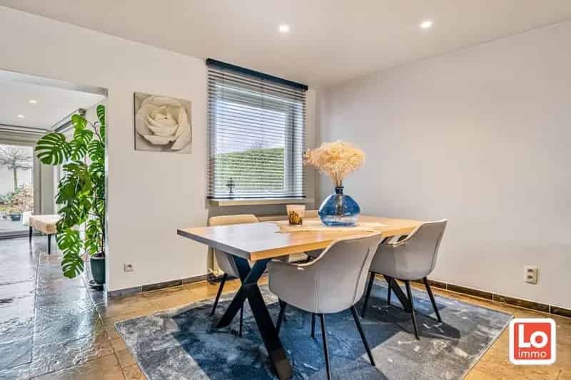 VERKOCHT! Op te frissen halfopen woning met afzonderlijke garage dichtbij het centrum van Lochristi!