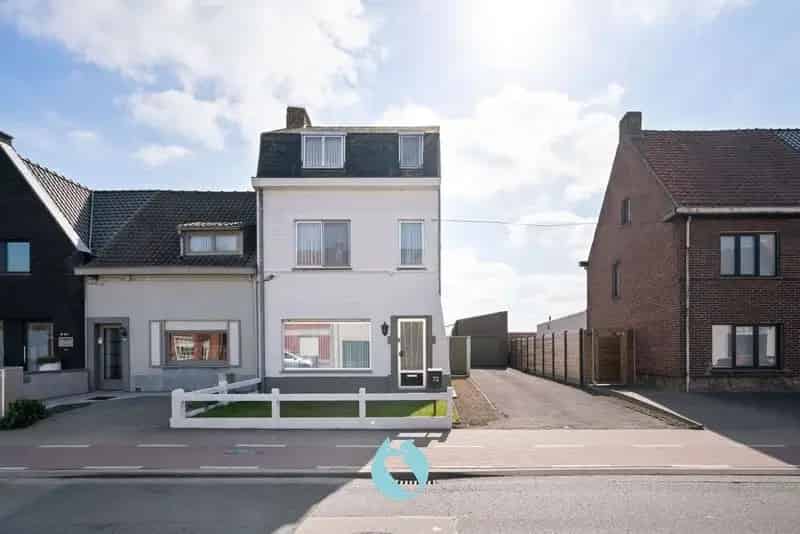Halfopen bebouwing op een perceel van 567 m² gelegen vlakbij het centrum.