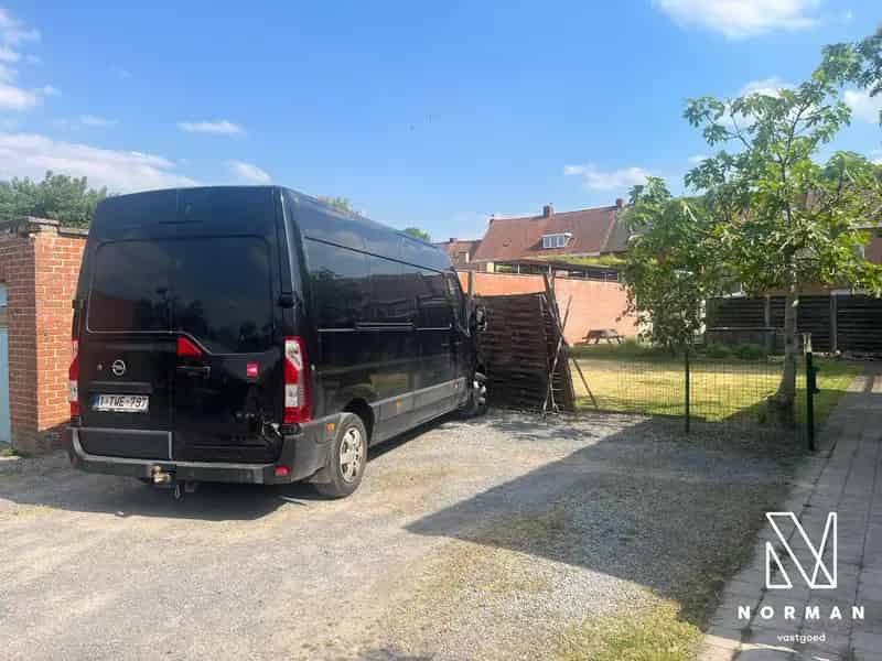Gezellige rijwoning te koop in Harelbeke met achteraan een uitweg en mogelijkheid tot het bouwen van een magazijn