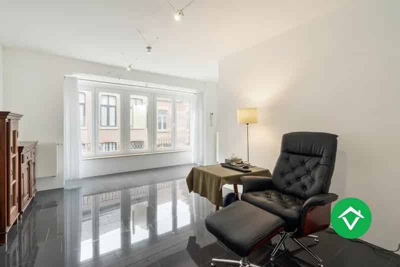 Ruimewoning in centrum Roeselare met 3 slaapkamers, dakterras en autostaanplaats