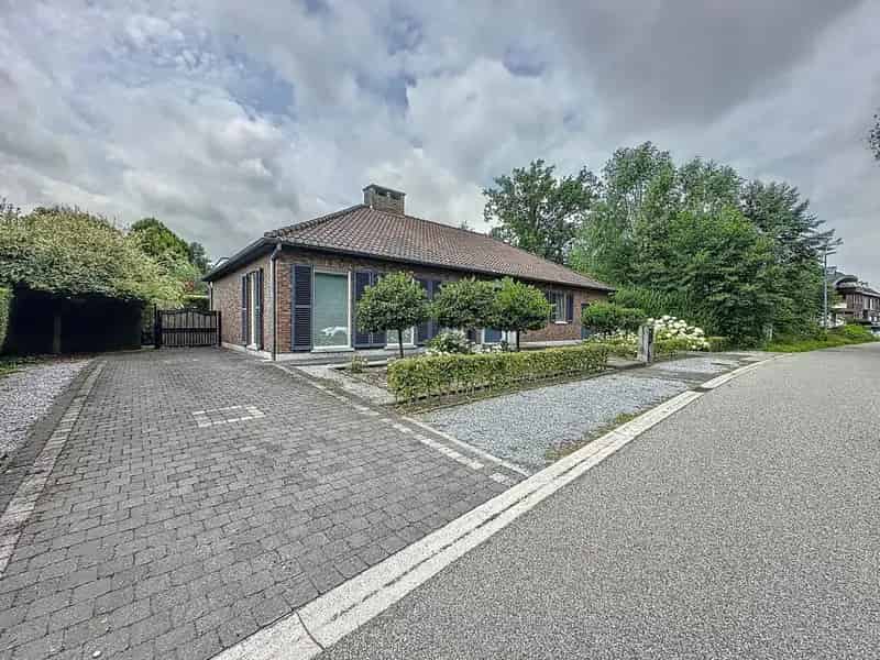 Laagbouwwoning met 3 slaapkamers nabij het centrum eventueel gemeubeld te huur