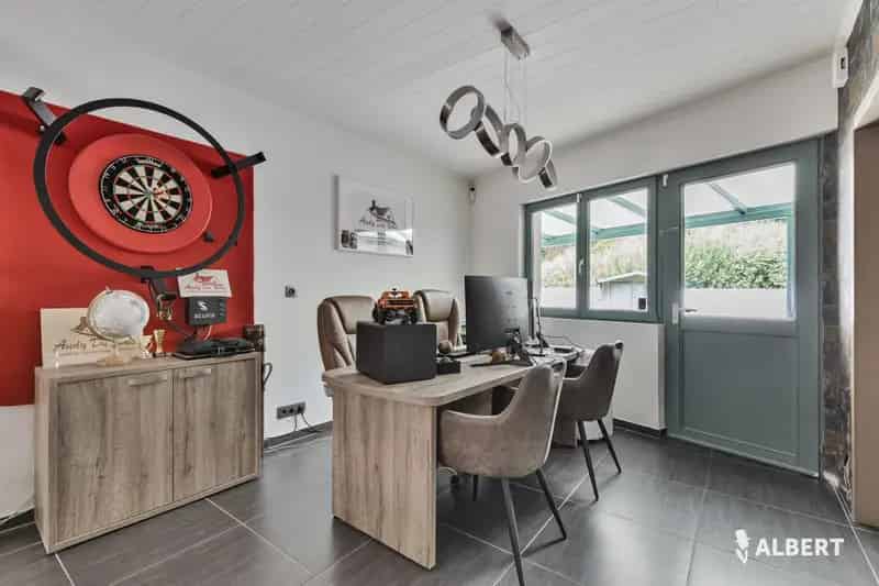 Ben je op zoek naar een verzorgde woning met tuin in een woonwijk én toch vlakbij het station? Dan is deze instapklare woning in Denderleeuw precies wat je zoekt. Met twee volwaardige slaapkamers, vernieuwde keuken en badkamer, ruime tuin en garage biedt 