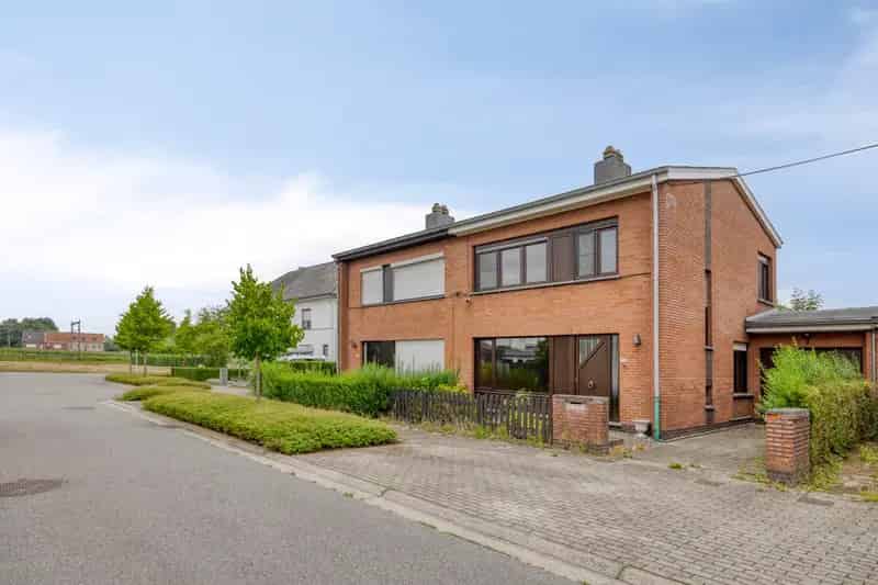 IN OPTIE - Onderhouden half-open bebouwing met garage.