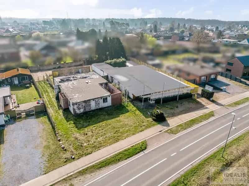 IDEALIS VASTGOED - TE RENOVEREN/AF TE BREKEN WONING GELEGEN OP EEN RUIM PERCEEL VAN 12A 27CA! Deze te renoveren/af te breken woning, ingedeeld als tweewoonst, omvat +-180m² netto bewoonbare oppervlakte op een perceel van 12a27ca. Een unieke kans voor kandidaten op zoek naar een renovatiewoning/grond op een hele fijne locatie dicht bij de centra van Oudsbergen, Bree en Peer!
