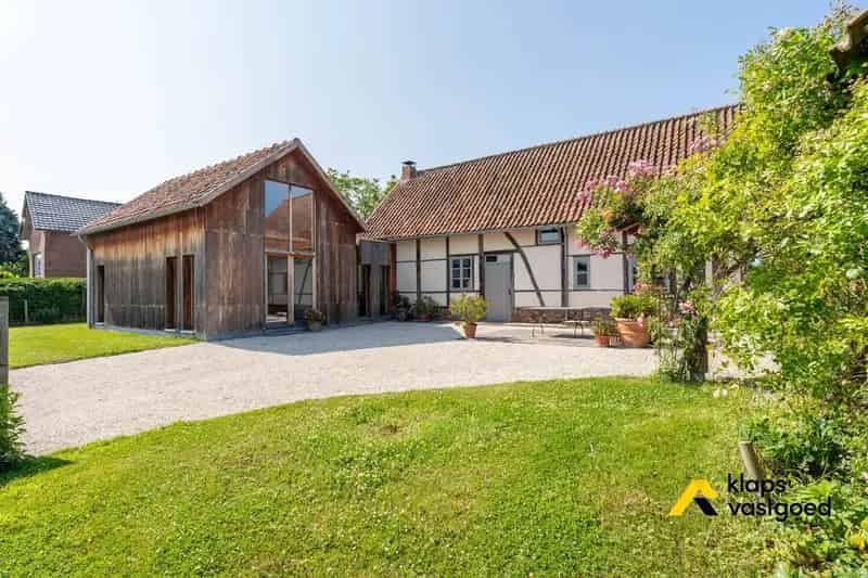 Exclusieve vakwerkhoeve op schitterend perceel van 33 are.