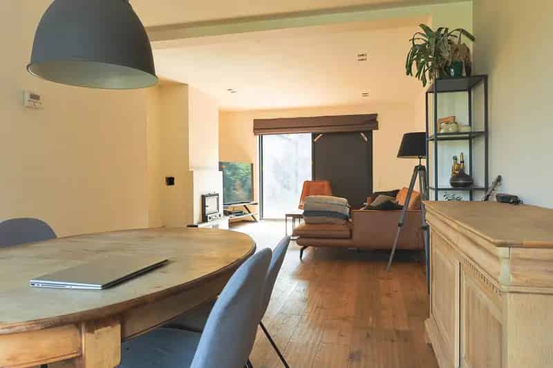 Instapklare woning met nieuwe aanbouw, 3 slks. en tuin