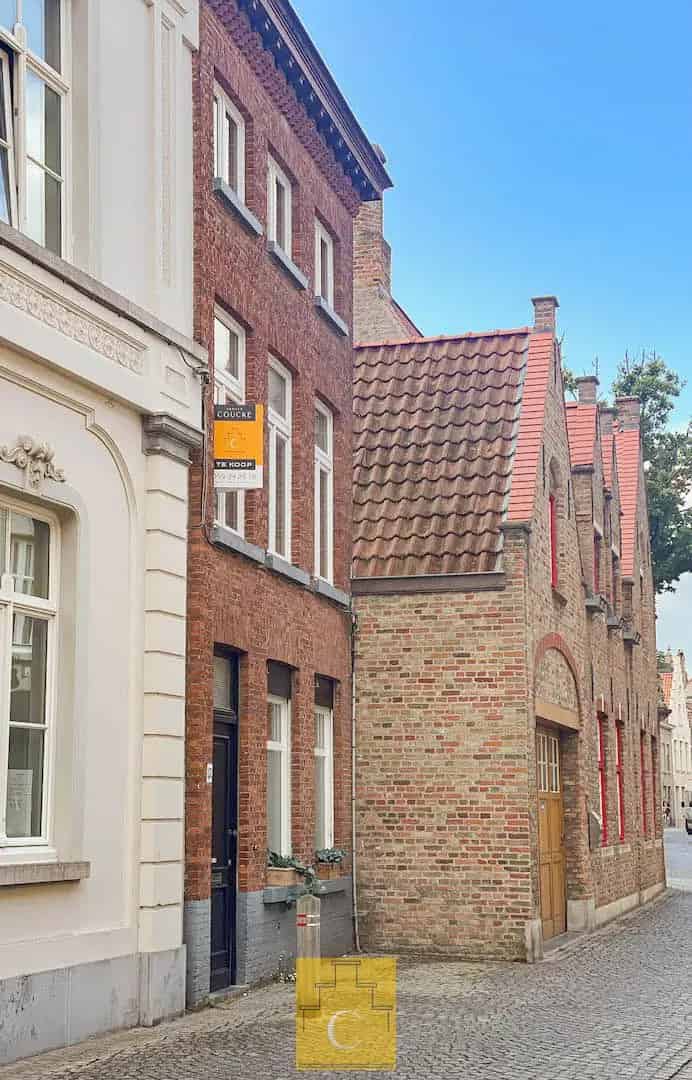 Trendy stadswoning - totaalrenovatie, strakke lijnen en een keitof terras - topligging Moerstraat