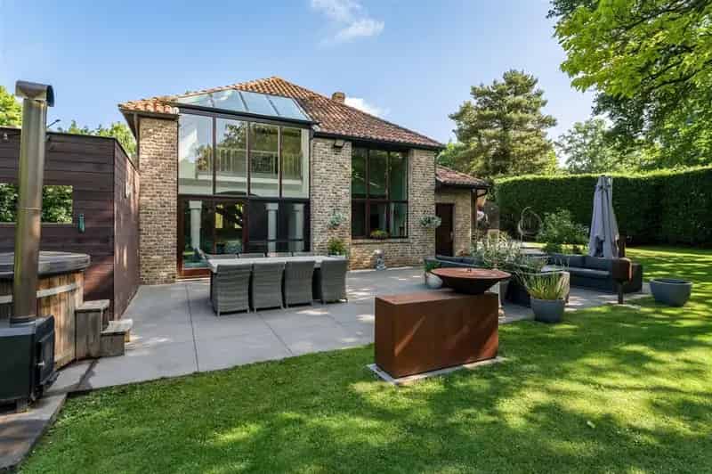Laagbouwvilla op een perceel van ca 3800 m²
