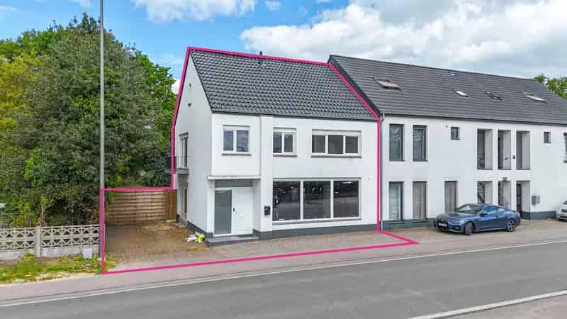 Vernieuwde ruime woning met 4slpks op 6are met gunstig EPC!