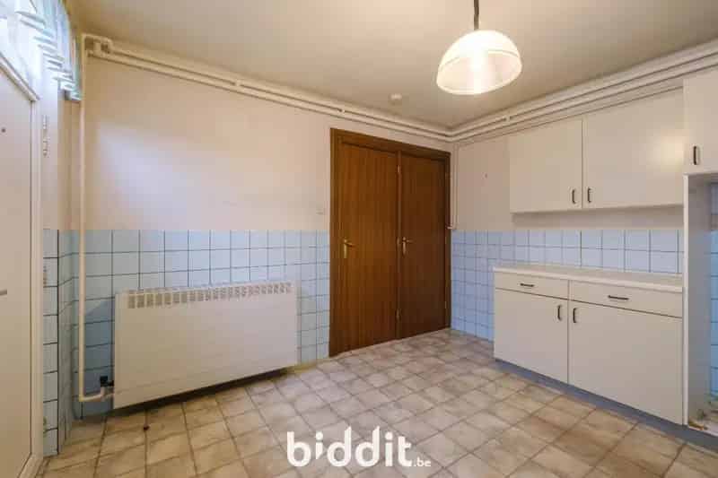 TE RENOVEREN, RUSTIG GELEGEN WONING