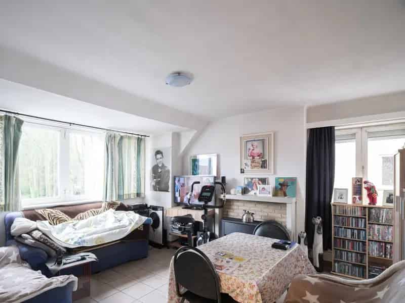 Appartement te koop Wetteren: ruim terras en op te frissen