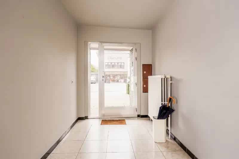 Halfopen bebouwing met 2 app. en 2 garages