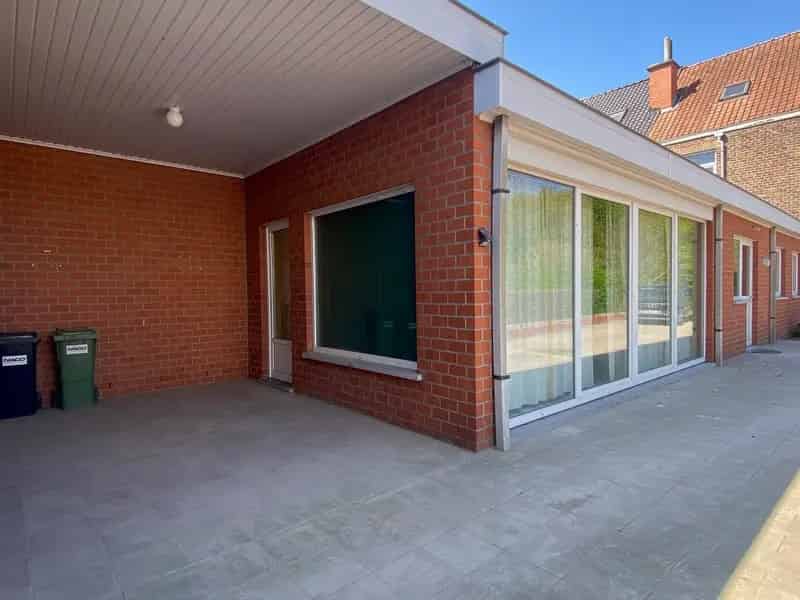 Ruime halfopen gezinswoning met grote garage/atelier (+/- 60m²) op een strategische ligging.