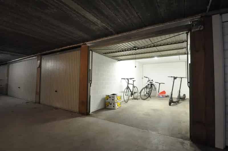 Goed gelegen gesloten garagebox nabij het strand in Duinbergen