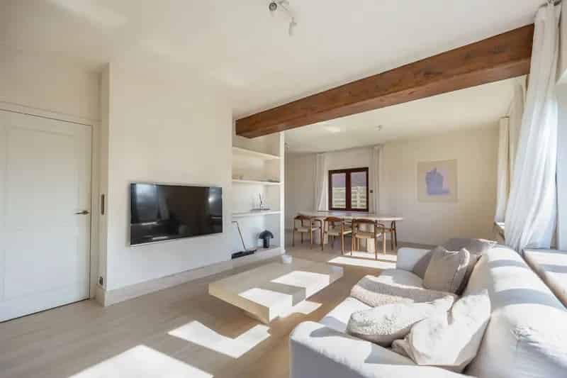 Smaakvol Gerenoveerde Woning  Op Centrale Ligging