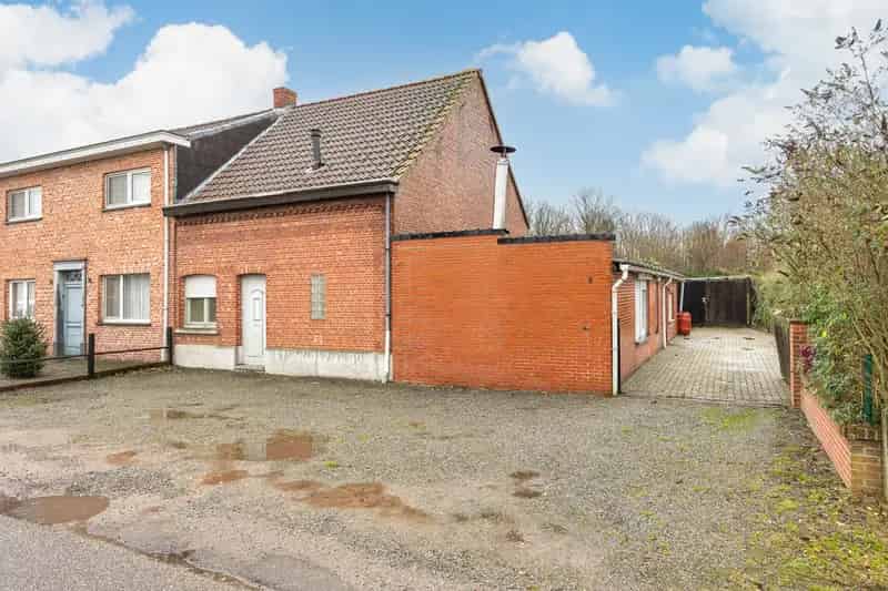 Deze  woning in Sint-Lenaarts is gelegen op een ruim perceel van 1887 m² (verdeeld over 2 percelen) en biedt tal van mogelijkheden voor wie op zoek is naar ruimte.

Indeling:

Slaapkamer 1: 18 m²
Slaapkamer 2: 12 m²
Woonkamer: 29 m²
Keuken: 11 m²
Badkamer