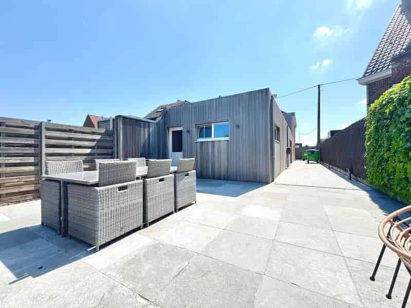 HOB MET GROTE GARAGE & UITWEG ACHTERAAN op 416 m²