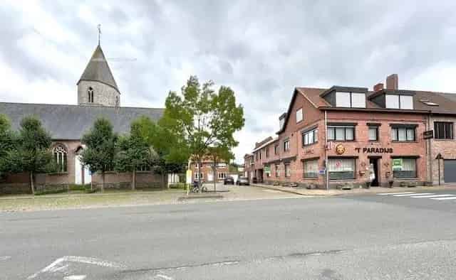 Handelspand met woonst te huur Ooigem