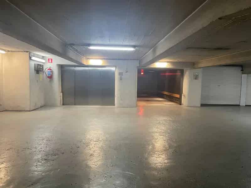 Gesloten garagebox op de 3e verdieping in het centrum