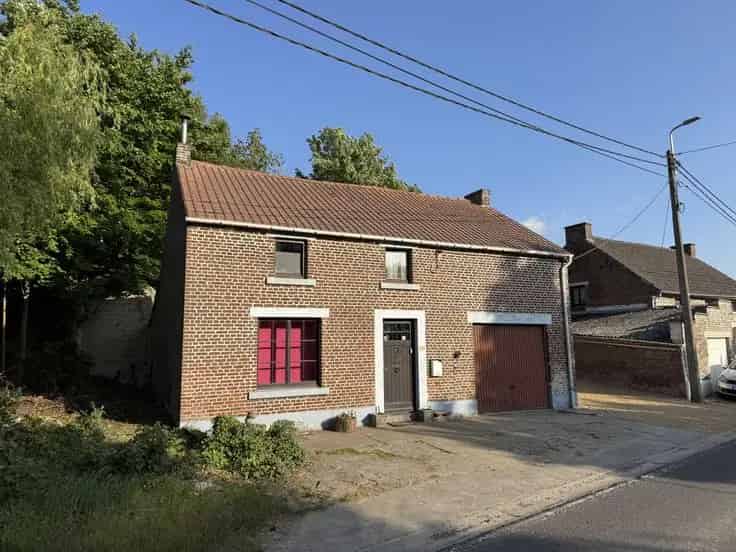 Huis te koop Ambresin: 3 slaapkamers, garage, renovatieproject